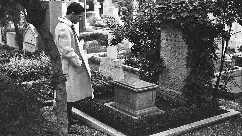 Pier Paolo Pazolini na grobu Antonija Gramšija, 1970