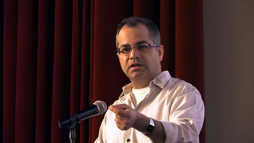 Fotografija pokazuje Viveka Čibera u srednje krupnom planu za mikrofonom kako drži predavanje 